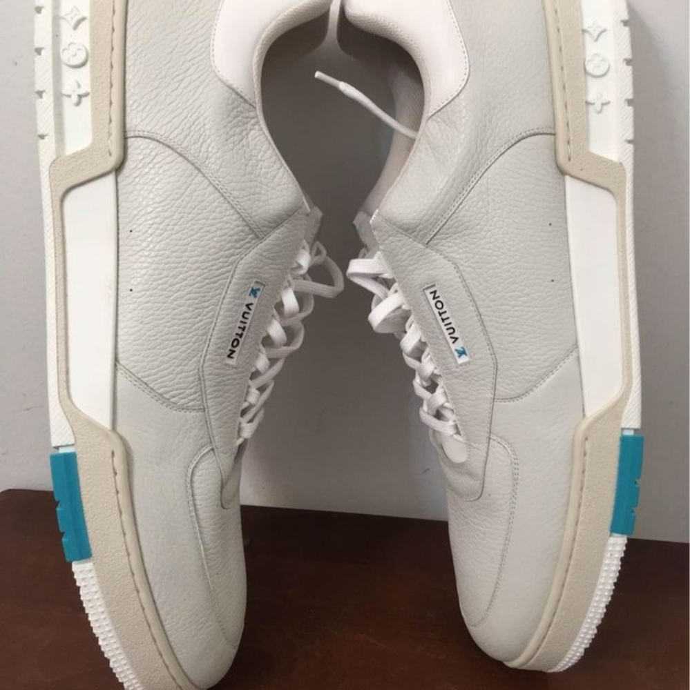 LOUIS VUITTON PARIS AUTHENTIC SNEAKER with the series number VL0230 15. - Picture 10 of 10